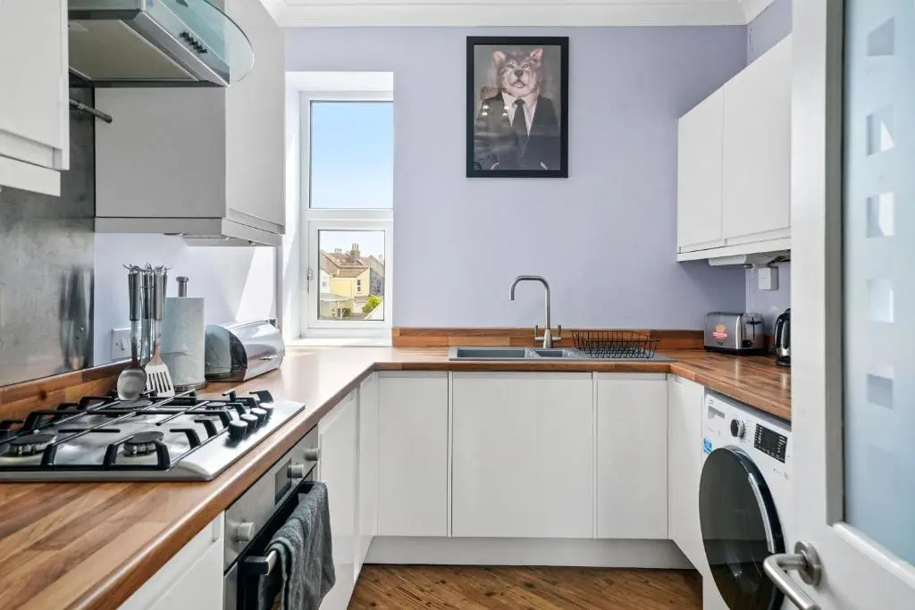 Comfortable 2 Bedroom Flat Overlooking the park