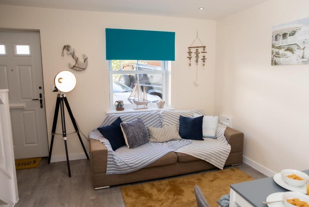 Lovely 2-Bedroom Seaside Retreat with Free Parking