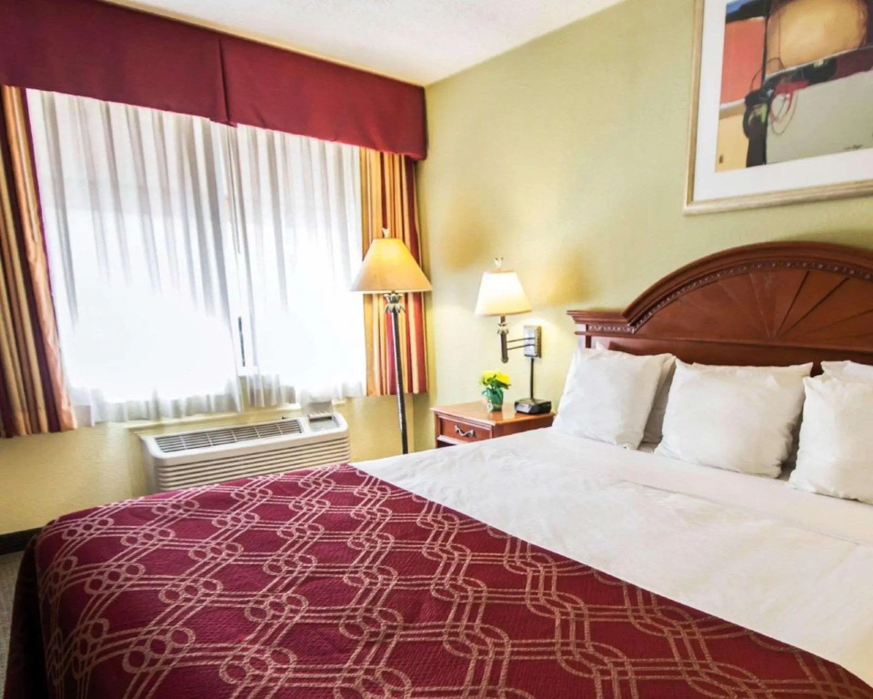 Econo Lodge Inn And Suites Near Florida Mall