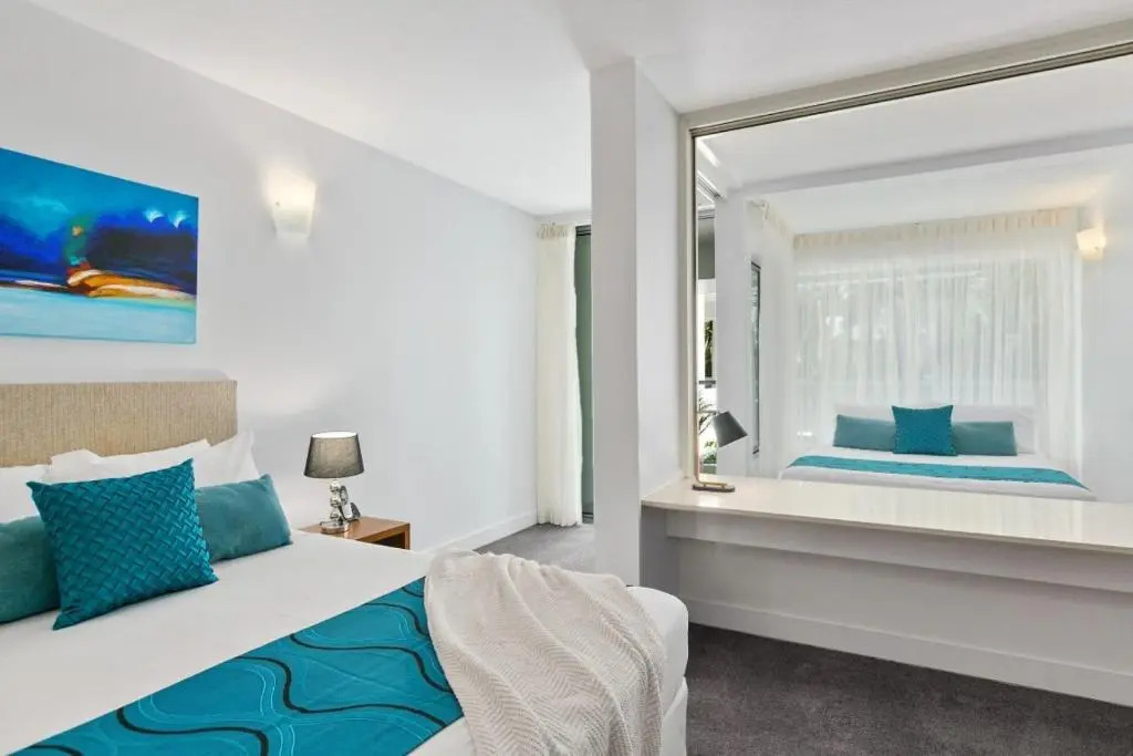 Palm Cove Beachside Apartment - Sea & Mountain Views