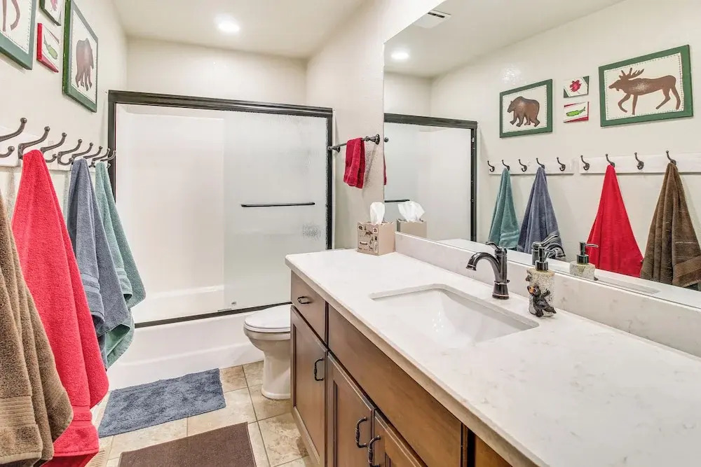 Spacious Cabin w/ Deck: 7 Mi to Show Low!