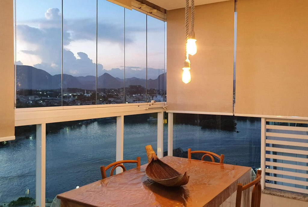 Apt com dois quartos, novo, centro de Guarapari! Varanda gourmet com vista mar, churrasqueira, Smart TV, Wi-Fi 200 MB, Lavadora de roupas e Garagem privativa