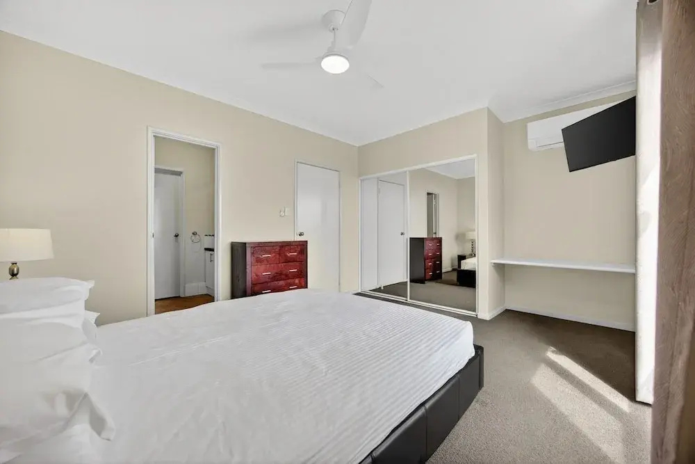 Serene 2-bed Apartment by the Canal