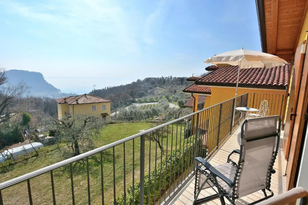 White Apartment In Marciaga Di Costermano