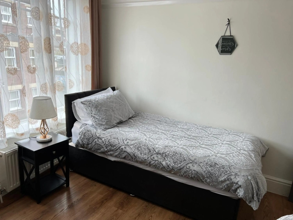 Beautiful 2b Apt in the Heart of Glastonbury.