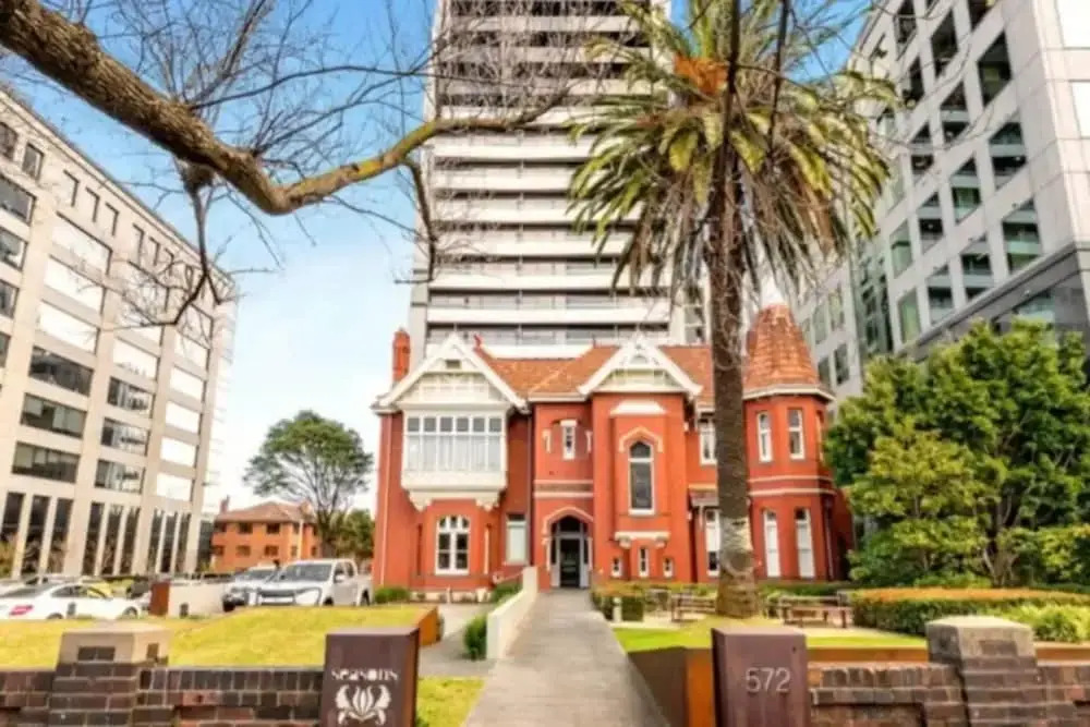 Well Located 1bed Unit in Near Albert Park w/ Gym!