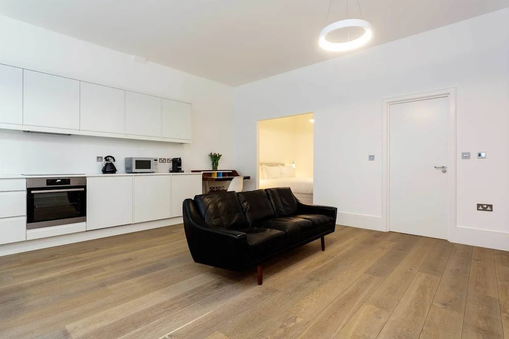 Contemporary Studio in Swiss Cottage