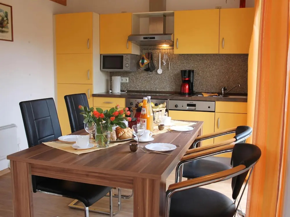 Allergy Friendly Holiday Home near Beach with Lake View