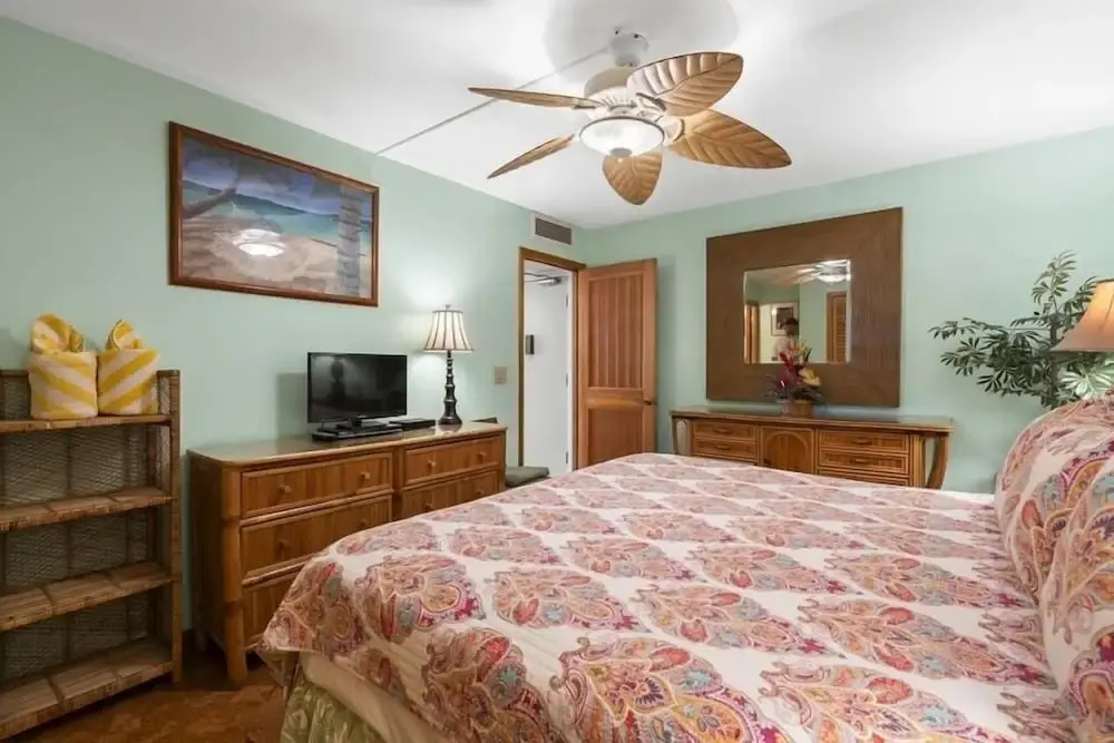 Kihei Beach, #305 1 Bedroom Condo by RedAwning