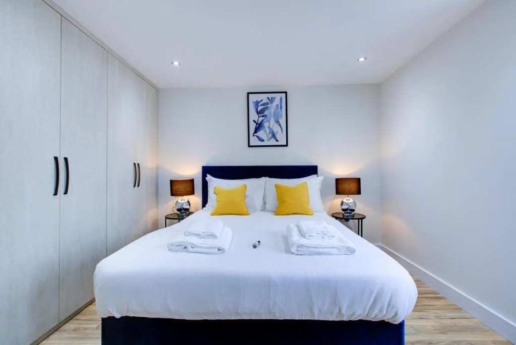 Hybrid Resi - Uxbridge, On-site CAR or VAN parking, near London Heathrow Airport