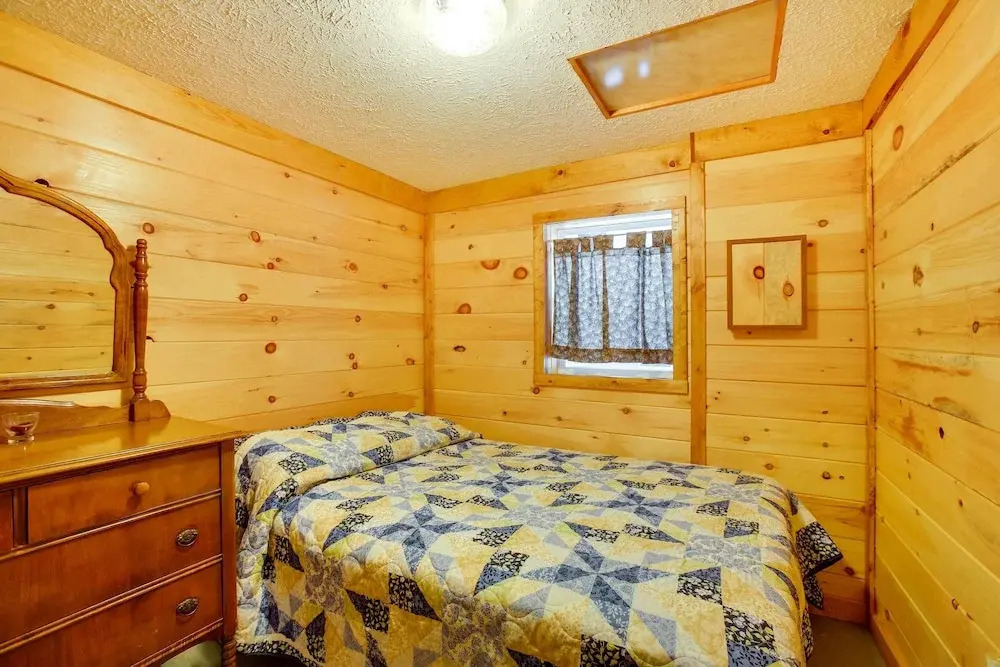 Pine Ridge Resort Cabin on Bass Lake w/ Dock!