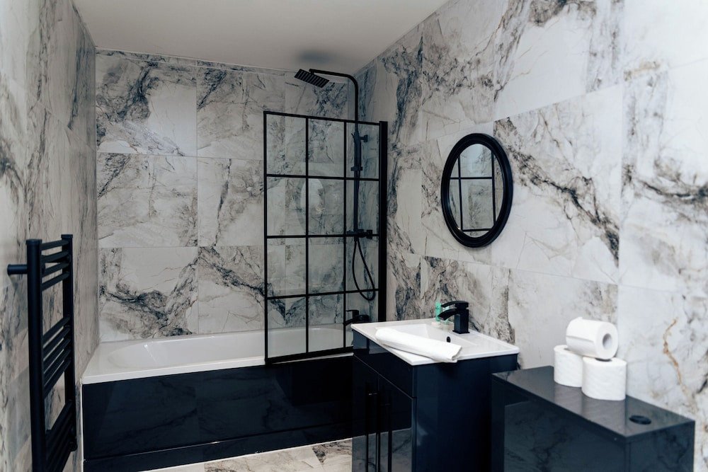 Cumberland Street Apartments by Happy Days