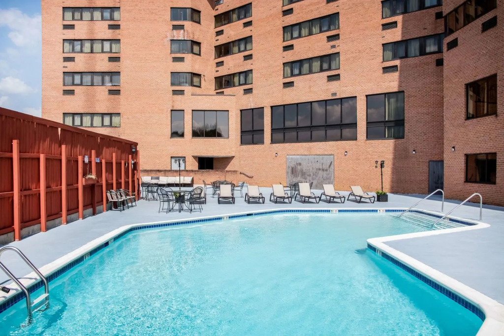 Apm Inn & Suites