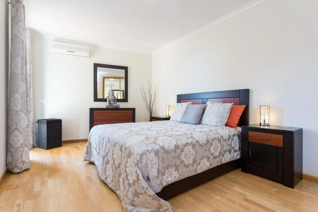 2 bedroom Sea View apartment, private parking