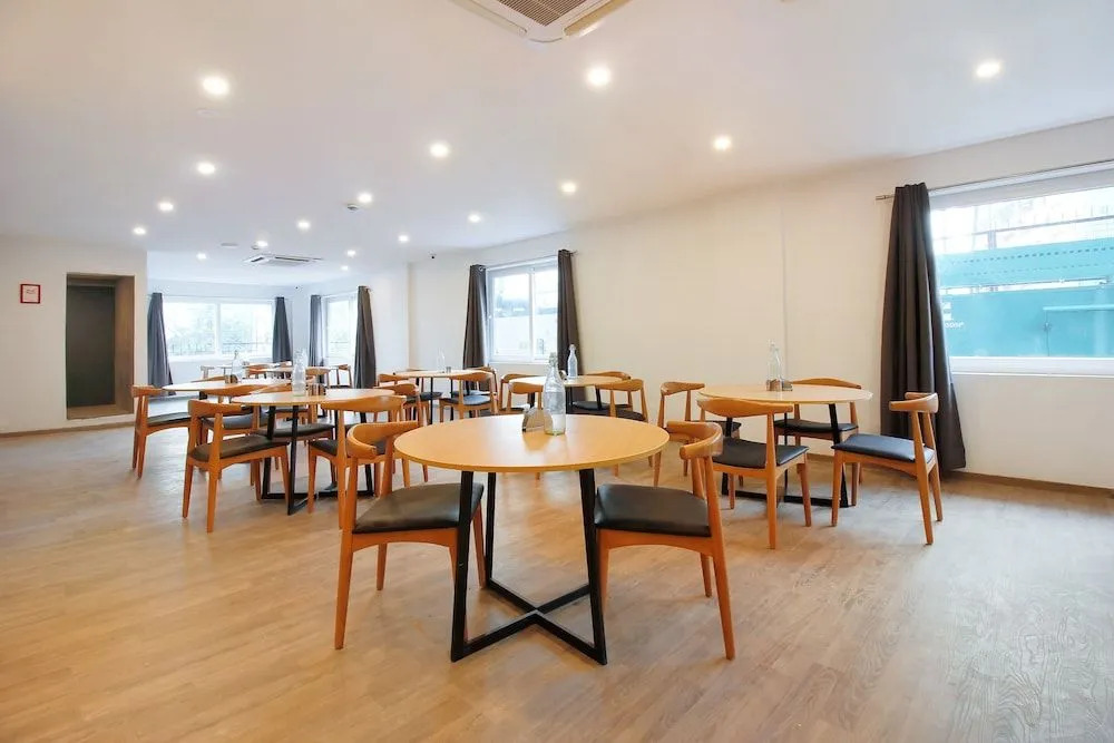 Oyo Townhouse 151 H Square