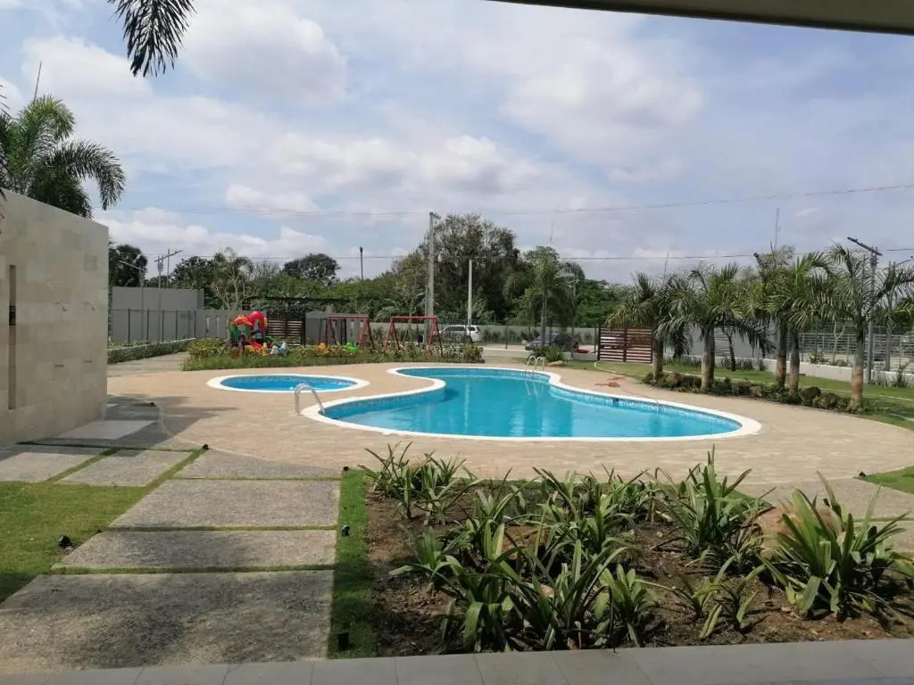 Confortable apartamento de 3 tres habitaciones, con hermosa vista de area verde, ademas de piscinas y juegos infantiles en area recreativa