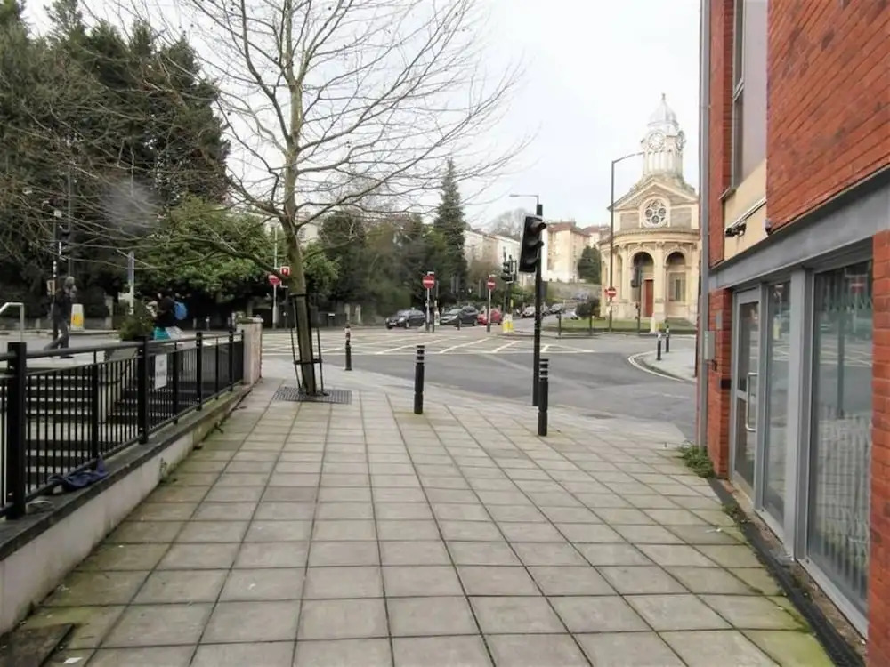 2 Bedroom Apartment With Private Parking in Bristol
