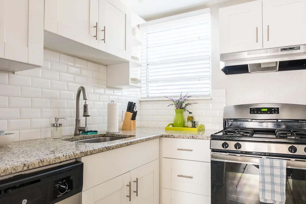 SoHo 2 BR with Parking and WiFi by Frontdesk