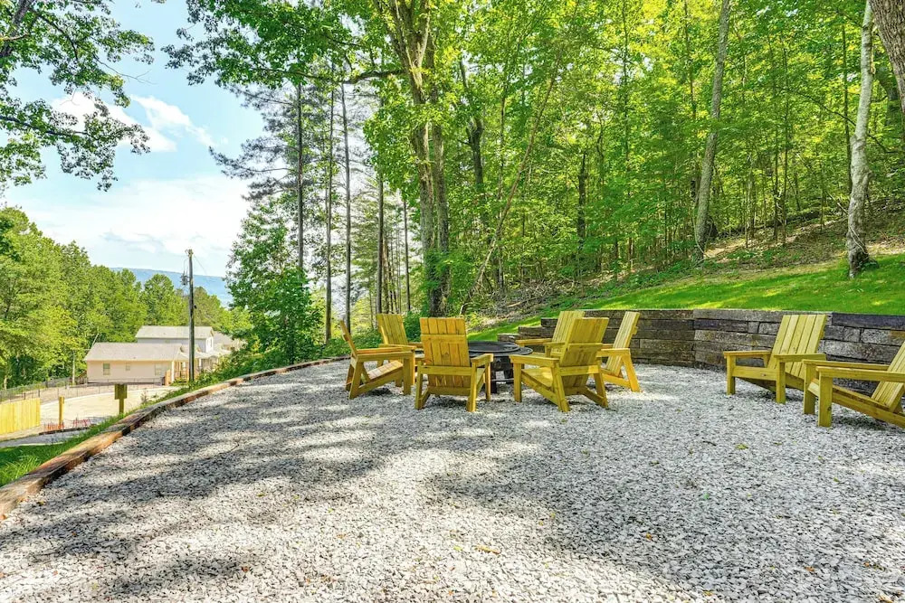 Ideal Location & Mountain Views: Chattanooga Home!