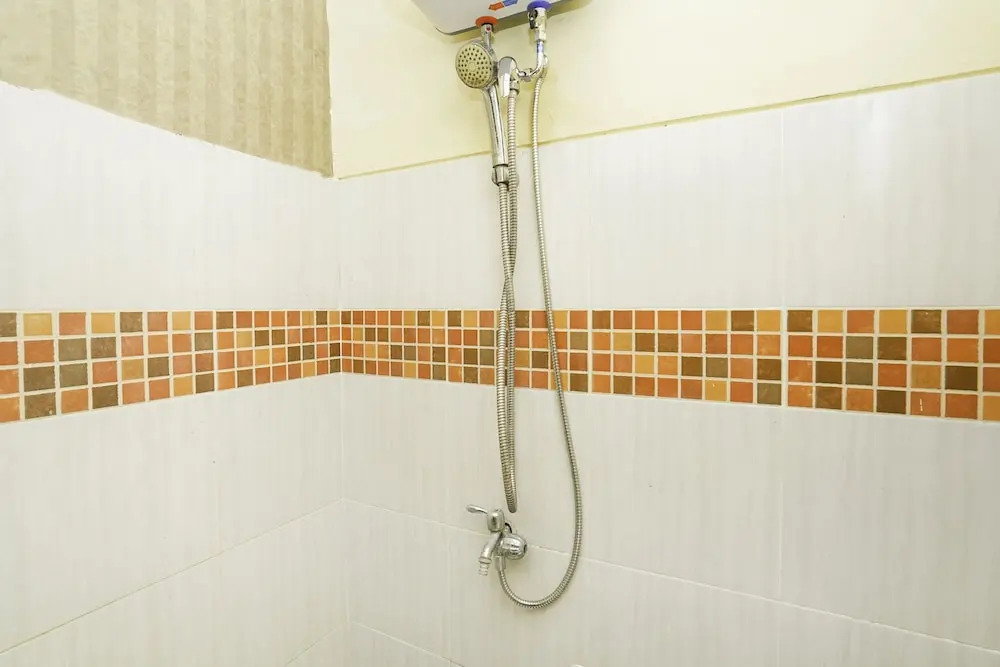 Oyo Life 2573 Griyo Kost Putra 205