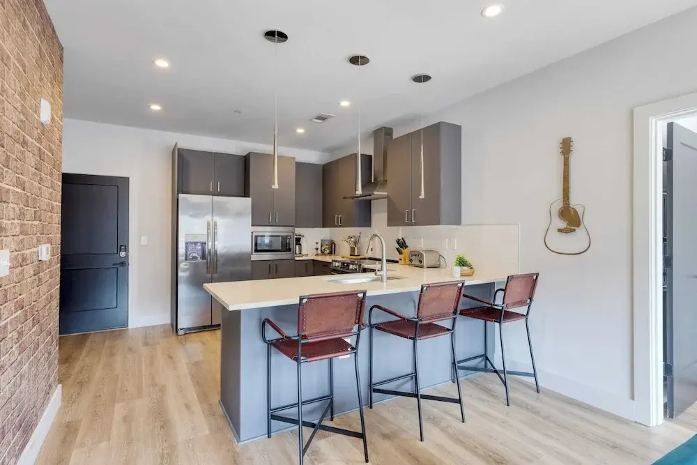 Sleeps 18 3 Modern Midtown Apartments w/ Gym + Pool Walkable to Shops & Eats