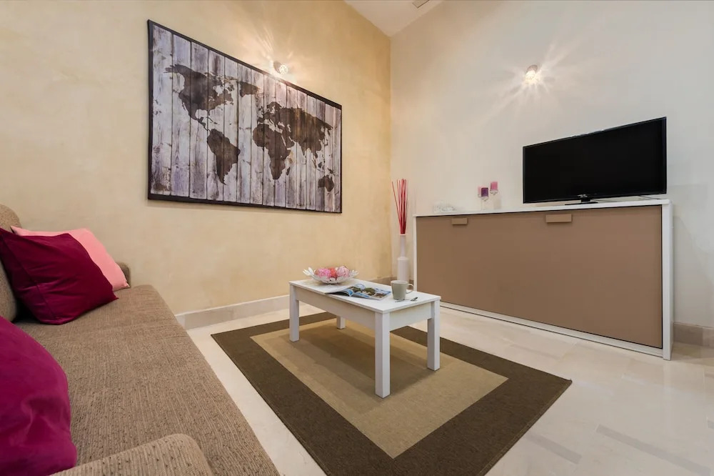 Quiet 1 BD Apartment With Unbeatable Location!!. Sierpes II