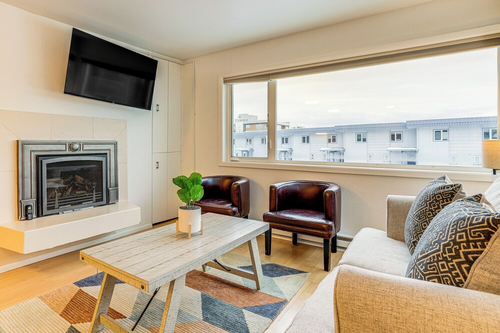 1 Mi to Dtwn: Cozy Condo in Anchorage!