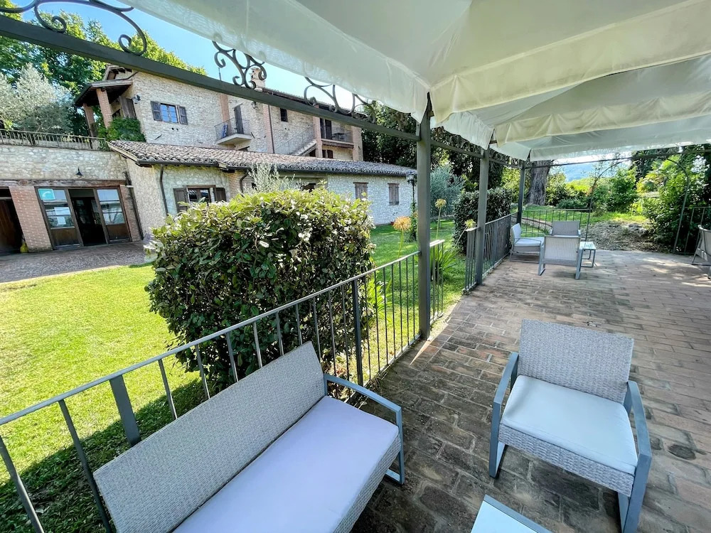 Apt 6 - Enjoy a Relaxing Time in a Romantic Setting, 0.7 Kms/spoleto Centre