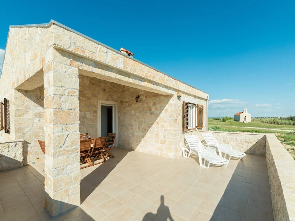 Beautiful Villa in Privlaka With Heated Swimming Pool