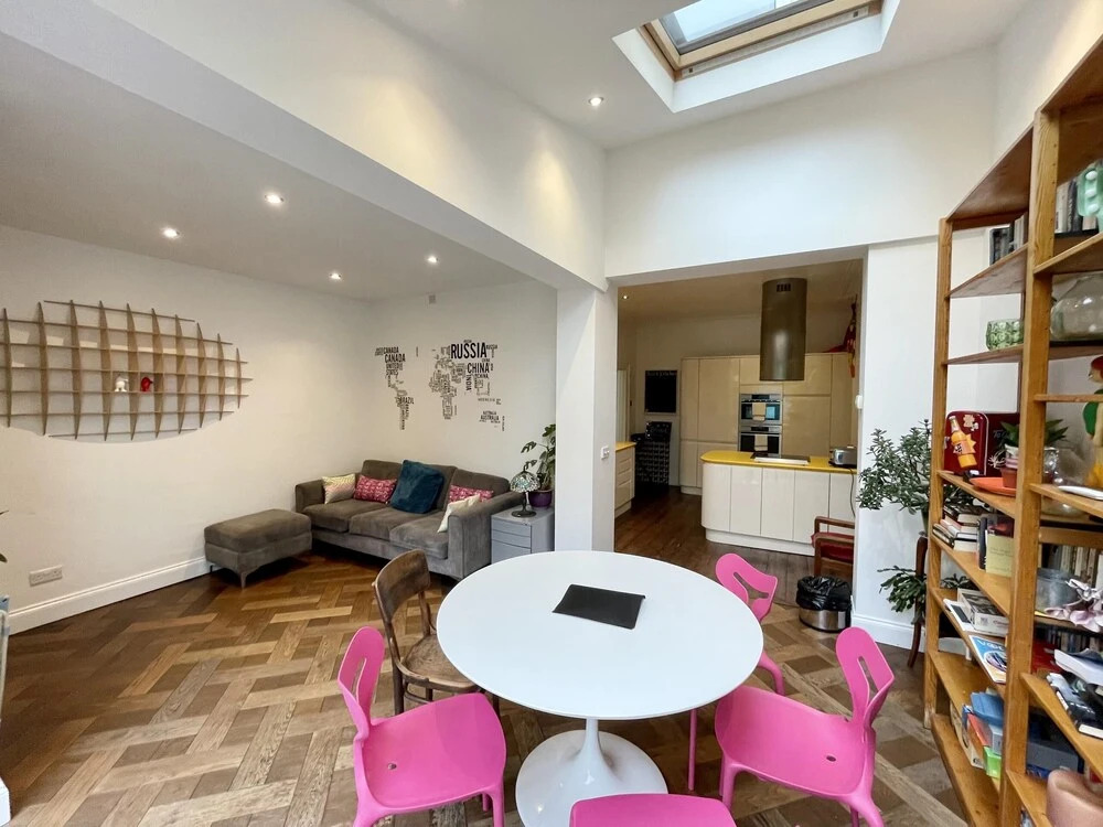 Colourful 3BD Home With Garden in Southville
