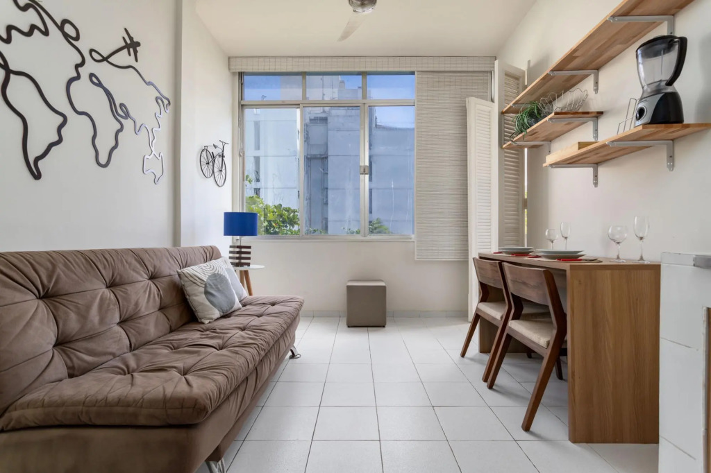 2 pax two blocks from the beach | VP604 Z1