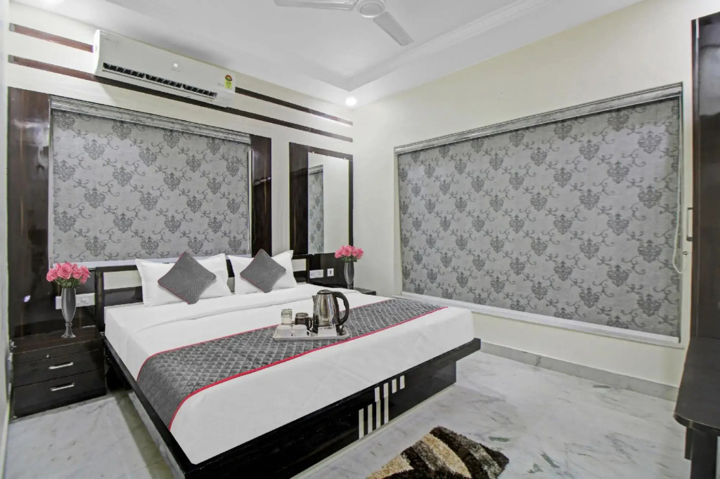 OYO Townhouse 1128 Hotel Royal Palm Inn