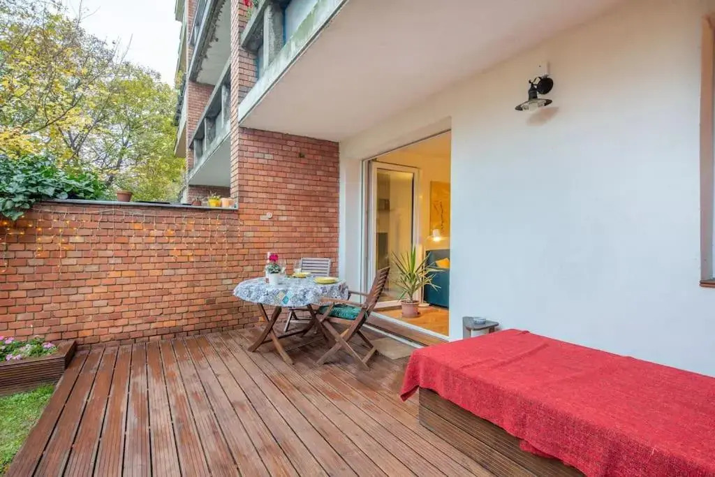 Cozy Apartment with Garden in the Castle District