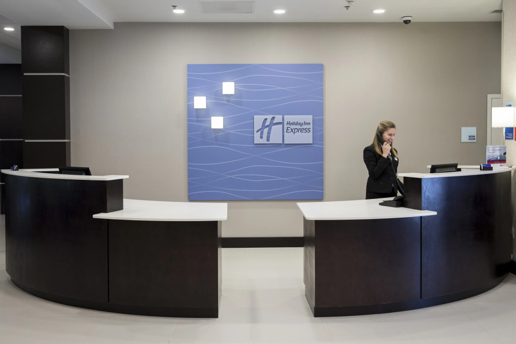 Holiday Inn Express and Suites Edwardsville by IHG