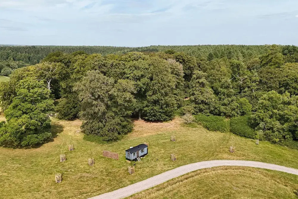 Drovers Hill at Stonor - Redwood - Shepherds hut