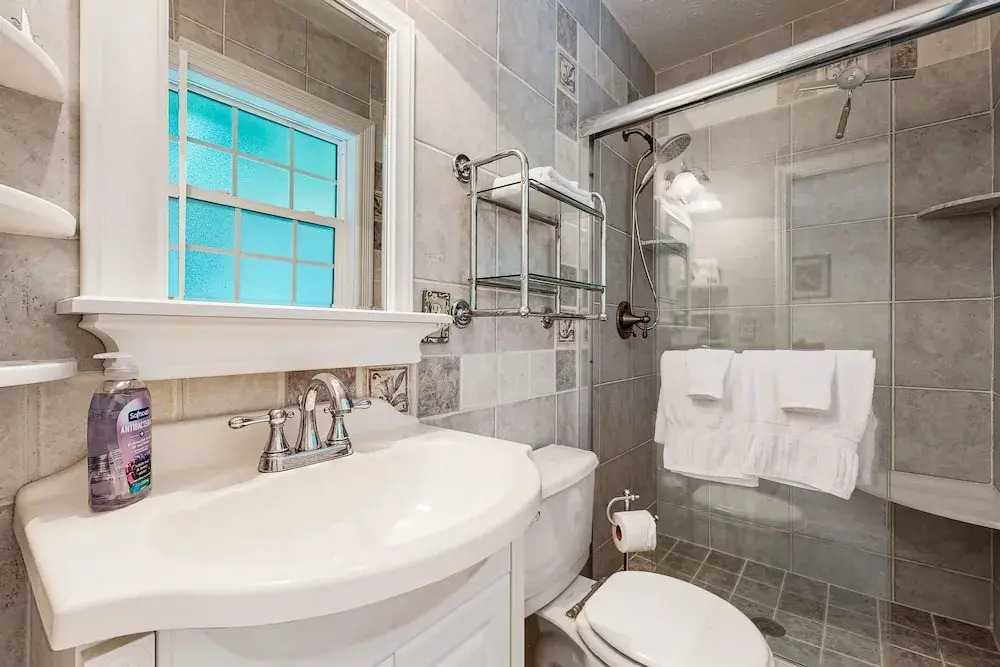 Cozy Cottage Near the Beach With Internet, AC, Washer/dryer