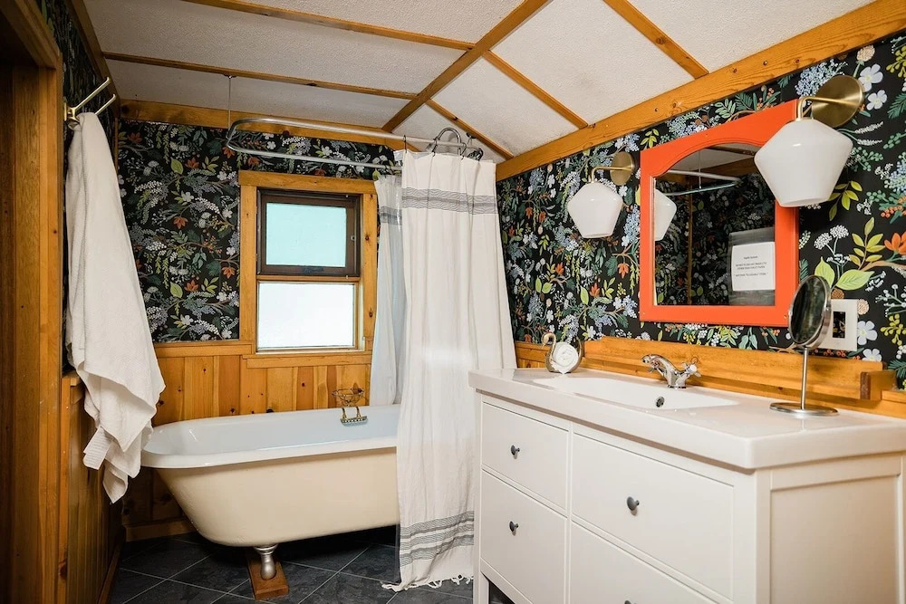 87sl - Starlink - Sauna - Pets Ok - Sleeps 8 2 Bedroom Cabin by RedAwning