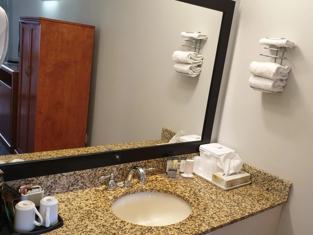 Riverland Inn & Suites