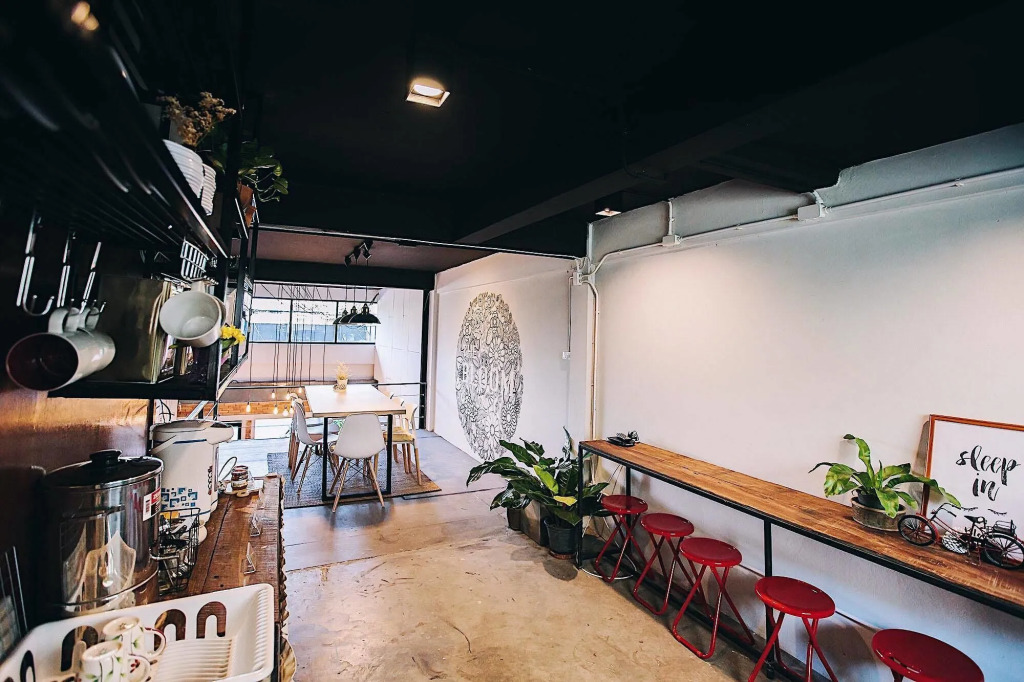 BLOOMZ HOSTEL