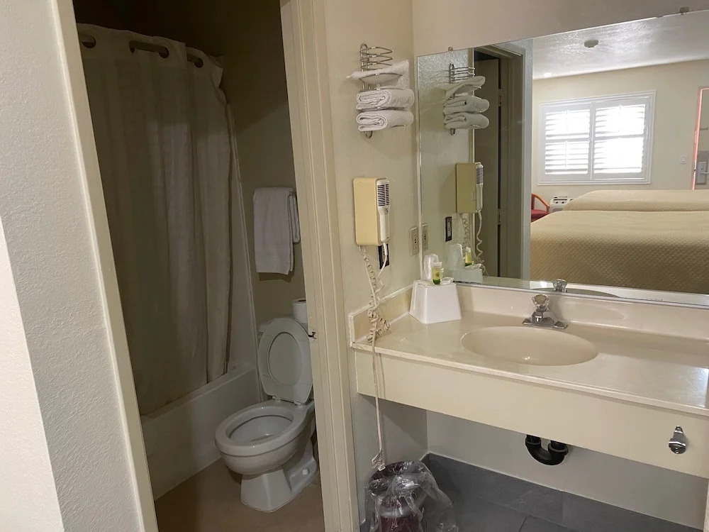 California Inn Hotel and Suites Adelanto US 395