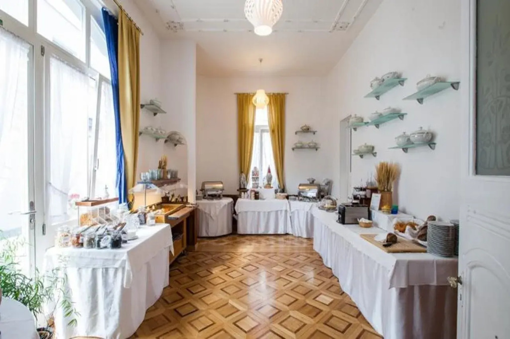 Carlton-Europe Vintage Adults Hotel