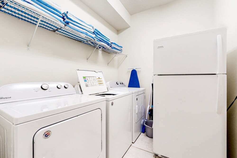 Spacious Home w/ Private Pool, Wifi, Central AC, Private Washer/dryer