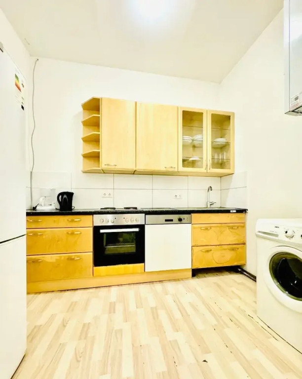 Bright 4BR Apt for 8 Near FAC Platz