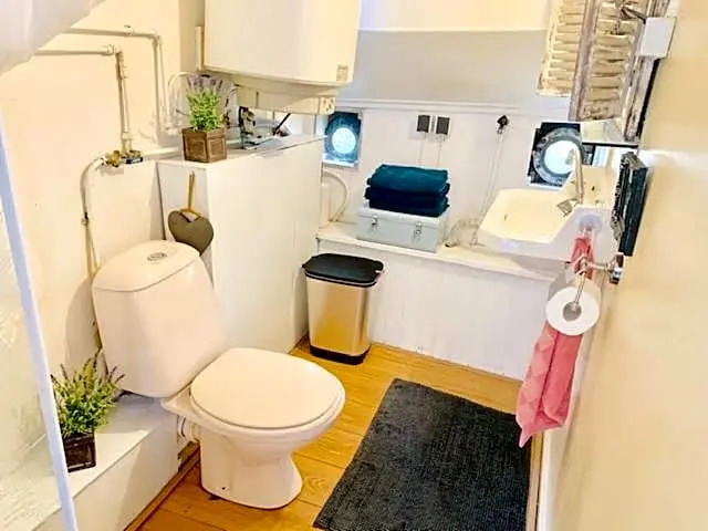 Romantic Houseboat