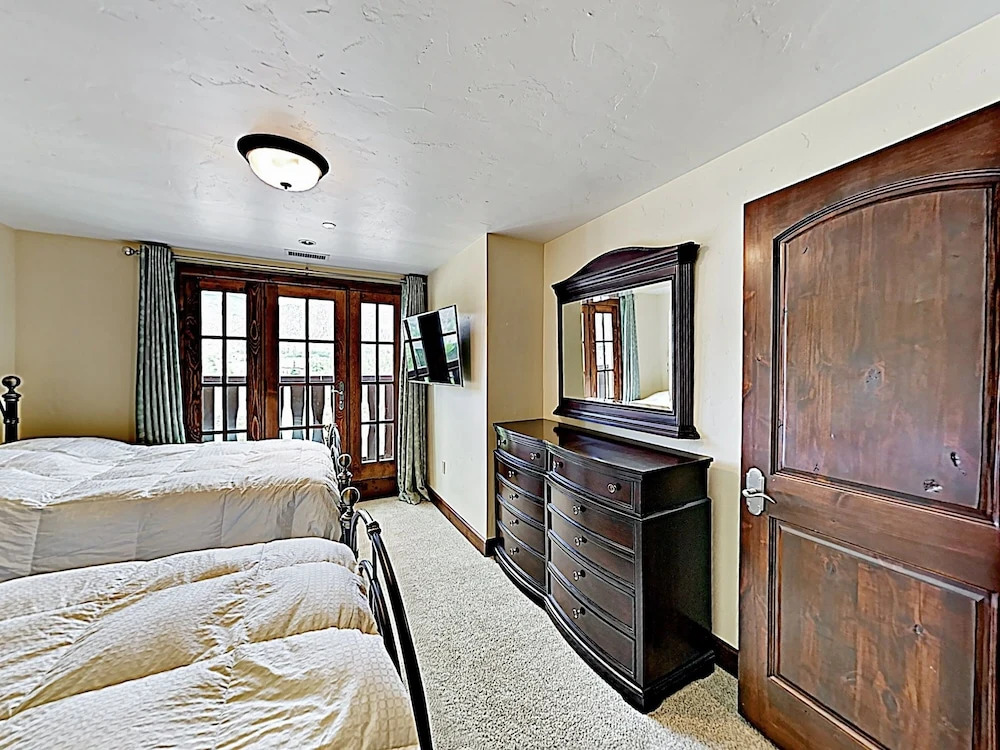 New Listing! Luxe Mountain-view W/ Hot Tubs 3 Bedroom Condo