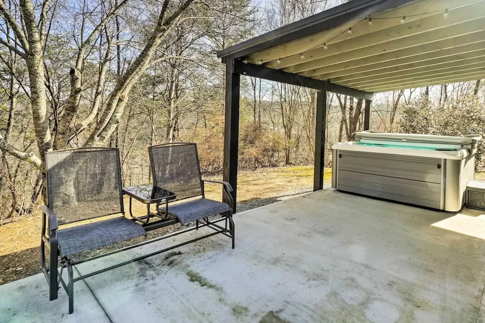 Pigeon Forge Cabin w/ Private Hot Tub & Gas Grill
