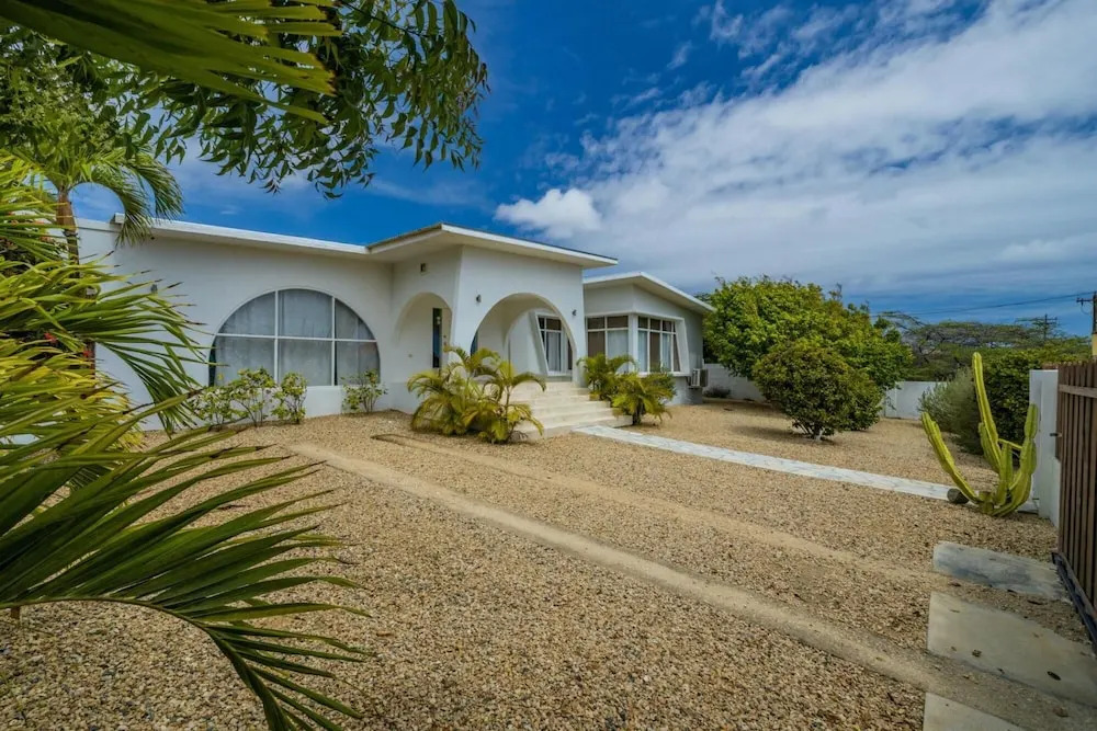 - Large Private Pool With Outdoor Dining - Centrally Located in the Island - Poo