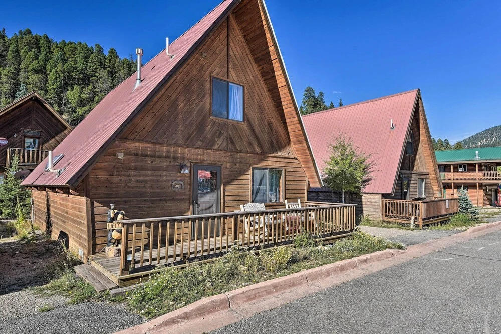Ski-in/ski-out Red River Cabin w/ Mtn Views!