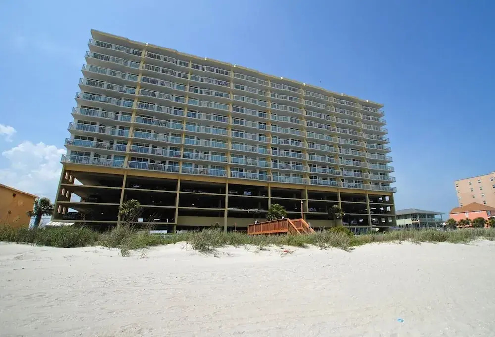 Sunrise Pointe 11f 3 Bedroom Condo by RedAwning