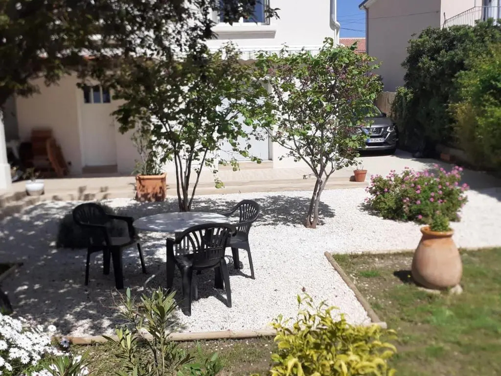 appartement rez de villa proche port et plages de Sanary